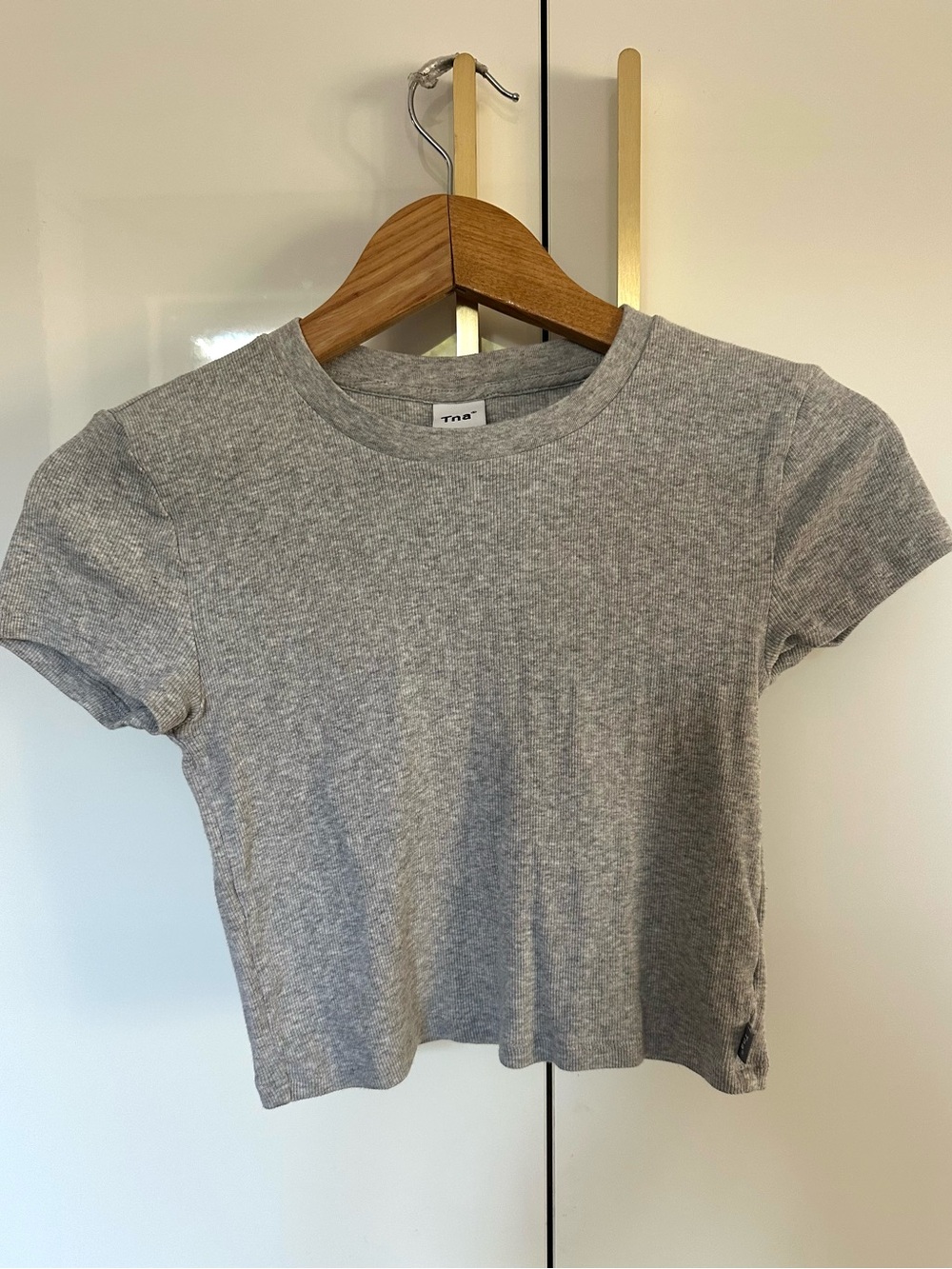 Aritzia TNA Ribbed Cropped Tee medium